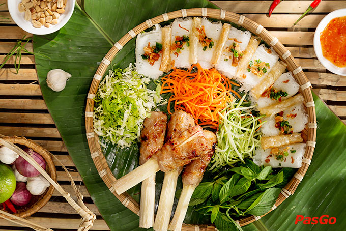 Thực đơn tại nhà hàng khá đa dạng, từ nguyên liệu hải sản phong phú đến cách chế biến công phu