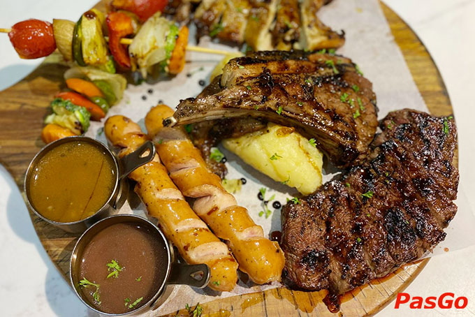 Mỗi món ăn đều được Gia Đình BB chú trọng từ cách trình bày đến hương vị đảm bảo thực khách có một trải nghiệm mãn nhãn nhất