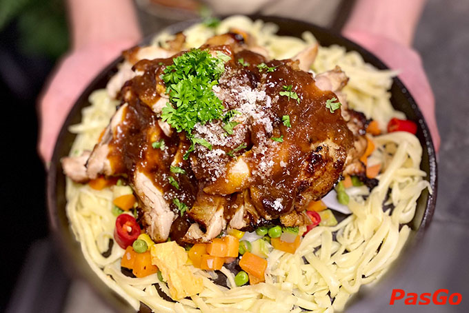 Có steak, có mì ý, có chảo phomai, có salad cân bằng vị, một bàn tiệc hấp dẫn, đầy đủ cho một buổi tụ họp bạn bè.