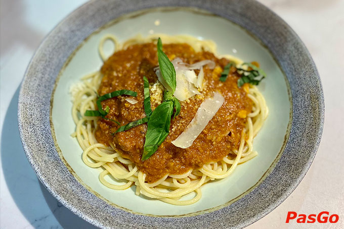 Có steak, có mì ý, có chảo phomai, có salad cân bằng vị, một bàn tiệc hấp dẫn, đầy đủ cho một buổi tụ họp bạn bè.