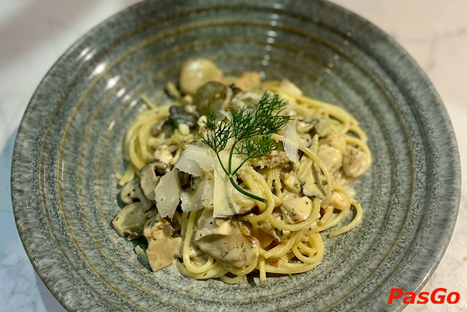 Có steak, có mì ý, có chảo phomai, có salad cân bằng vị, một bàn tiệc hấp dẫn, đầy đủ cho một buổi tụ họp bạn bè.