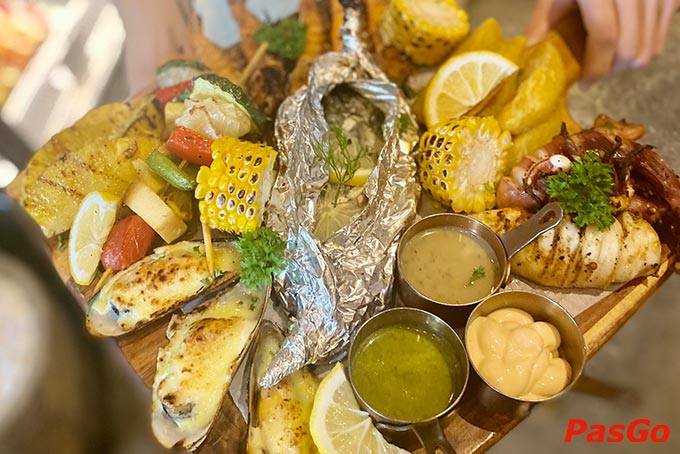 Ghé Gia Đình BB Golden Grill thưởng thức hải sản tươi ngon , được các Chef chỉnh chu trong từng khâu chế biến và còn rất nhiều món ngon hấp dẫn khác quý khách có thể lựa chọn từ menu