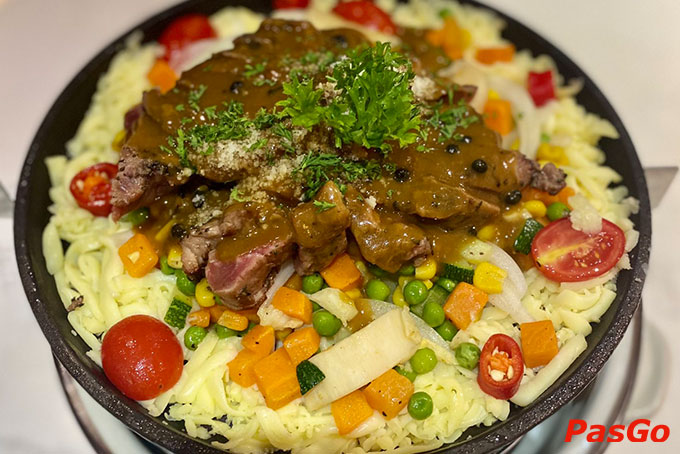 Ghé Gia Đình BB Golden Grill thưởng thức hải sản tươi ngon , được các Chef chỉnh chu trong từng khâu chế biến và còn rất nhiều món ngon hấp dẫn khác quý khách có thể lựa chọn từ menu