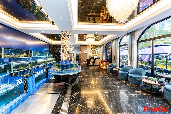 Lối thiết kế hiện đại, sang trọng của Hải Sản Cua Xanh gây ấn tượng với thực khách ngay từ lần đầu đặt chân tới đây
