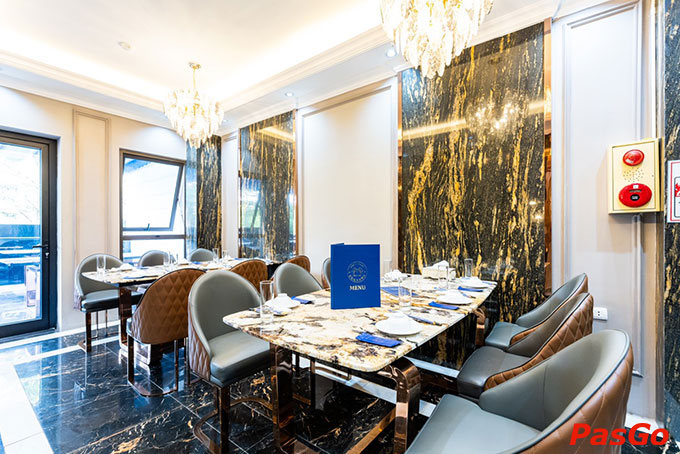 Không gian nhà hàng phóng khoáng nhưng vẫn đẳng cấp