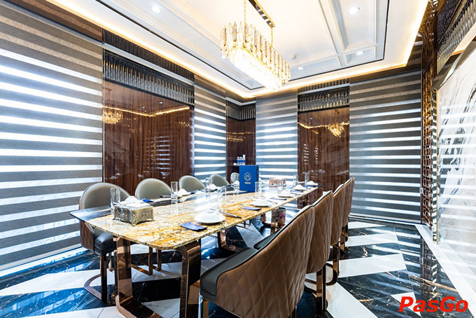 Không gian nhà hàng phóng khoáng nhưng vẫn đẳng cấp