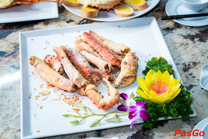 Những loại hải sản tươi rói, thịt ngọt được chế biến thành nhiều món hấp dẫn mời thực khách