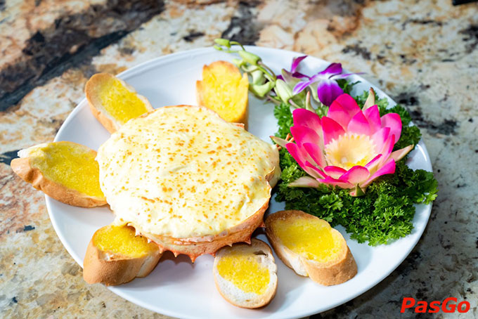 Những loại hải sản tươi rói, thịt ngọt được chế biến thành nhiều món hấp dẫn mời thực khách