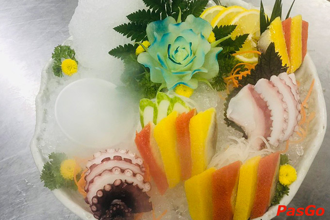 Nhà hàng sở hữu menu đa dạng đủ loại hải sản tươi sống tại bể như Cua, Cá bơn, Tôm, Tu hài, Bào ngư...