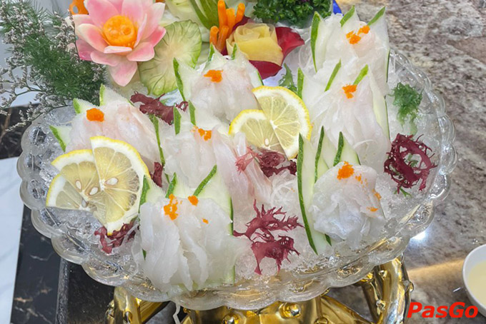 Nhà hàng sở hữu menu đa dạng đủ loại hải sản tươi sống tại bể như Cua, Cá bơn, Tôm, Tu hài, Bào ngư...