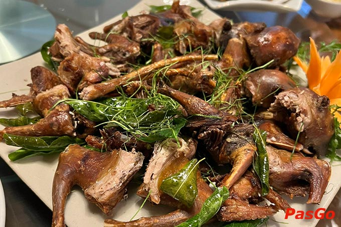 Món ăn của Hào Sảng Quán Nguyễn Thái Học là sự hoà trộn giữa nguyên liệu tươi ngon, gia vị độc đáo dưới bàn tay chế biến khéo léo của các đầu bếp tài hoa