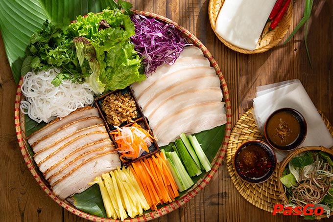 Đến Hẻm 8 là tìm đến với những hương vị Việt đặc sắc, được chắt lọc và sáng tạo dựa trên sự tìm tòi, nghiên cứu ẩm thực vùng miền của người đầu bếp tài năng