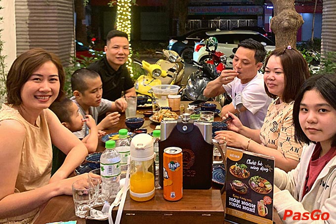 Hẻm 8 chính là một địa điểm lí tưởng cho những bữa tiệc liên hoan, tụ họp của gia đình, công ty, doanh nghiệp, hội nhóm