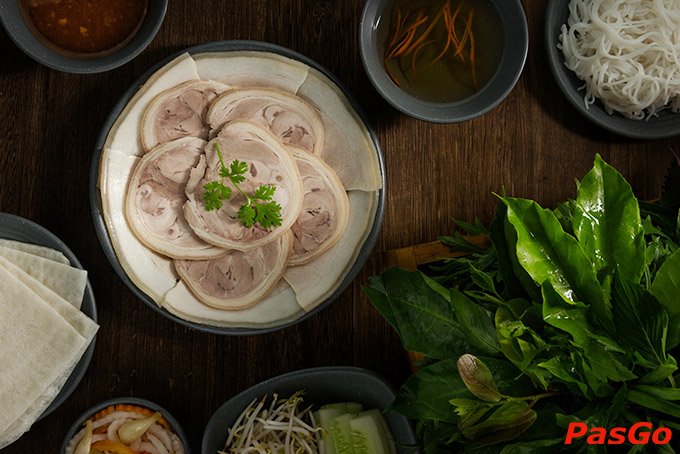 Nhắc đến ẩm thực Hoàng Ty Premium, không thể không nghĩ đến Bánh tráng cuốn thịt luộc, đặc sản đã mang đến niềm tự hào cho nhà hàng