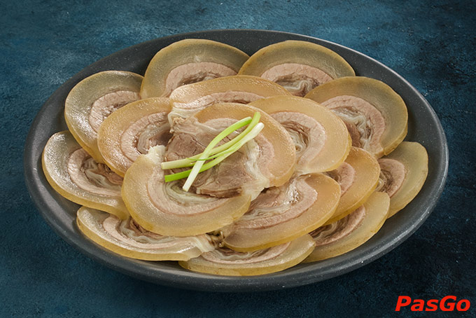 Tự hào với thực đơn Việt đa dạng được chế biến theo công thức gia truyền đặc biệt