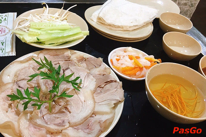 Nước chấm chua ngọt là một phần không thể thiếu của món ăn này