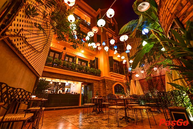 Nhà hàng Home Mộc tọa lạc tại Số 75 Nguyễn Đình Chiểu (31 Vân Hồ 2), P. Lê Đại Hành,Q. Hai Bà Trưng, mang trong mình một nét đẹp cổ kính không lẫn vào đâu được