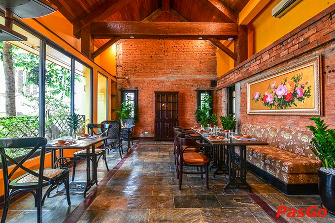 Nhà hàng Home Mộc tọa lạc tại Số 75 Nguyễn Đình Chiểu (31 Vân Hồ 2), P. Lê Đại Hành,Q. Hai Bà Trưng, mang trong mình một nét đẹp cổ kính không lẫn vào đâu được