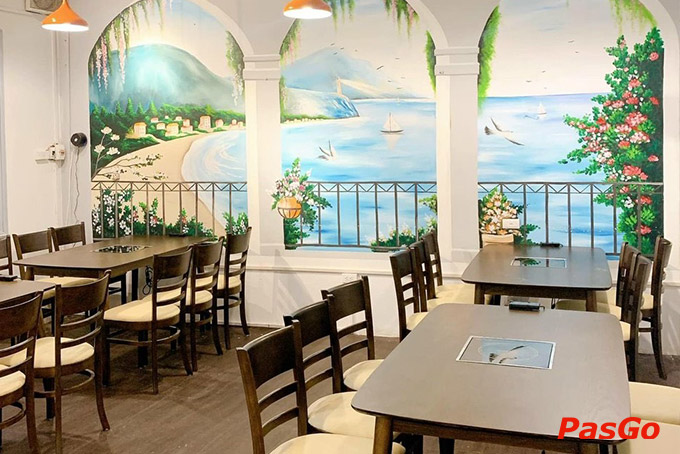 Nhà hàng phù hợp với những bữa tiệc liên hoan, giao lưu, hội ngộ hay cả những bữa ăn sum họp, đầm ấp bên gia đình và bạn bè.