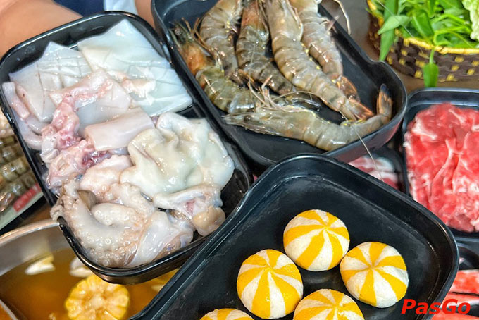 Đồ nhúng lẩu không chỉ tươi ngon mà còn được trình bày rất đẹp mắt