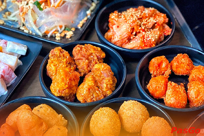 Các món khai vị với Nộm sứa, Gà chiên giòn, các món Sushi, khoai môn lệ phố, khoai lang kén.