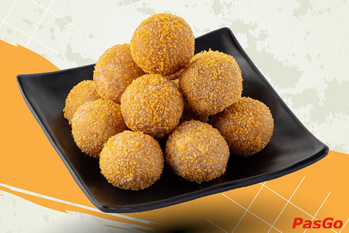 Các món khai vị với Nộm sứa, Gà chiên giòn, các món Sushi, khoai môn lệ phố, khoai lang kén.