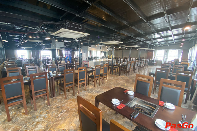  Không gian nhà hàng rộng rãi, hiện đại phù hợp cho những buổi họp mặt bạn bè và gia đình