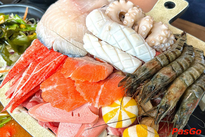 Nguyên liệu hải sản, thịt bò, đồ nhúng tươi ngon được lựa chọn kỹ lưỡng và chế biến theo quy trình bảo đảm an toàn vệ sinh thực phẩm