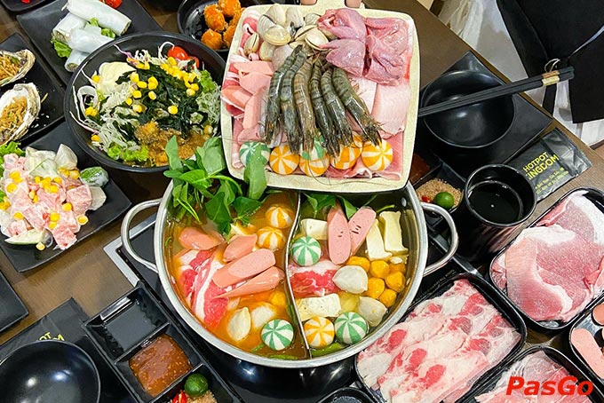 Hotpot Kingdom mang tới 3 vị lẩu: lẩu Thái, lẩu Bulgogi, lẩu Kingdom đặc biệt. Tinh hoa ngũ vị lẩu được hòa quyện giữa tinh hoa văn hóa các nước châu Á như Thái Lan,... và ẩm thực Việt. Vừa lạ lại vừa quen, chắc chắn sẽ gây ấn tượng với bạn