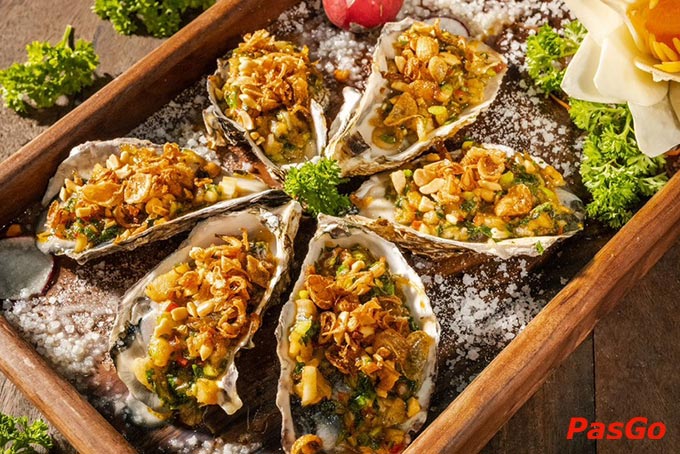 Để làm nên những món ăn độc đáo, đầu bếp ở đây luôn phải dày công tẩm ướp cầu kỳ, thấm vị từ ngoài vào trong theo công thức đặc trưng gia truyền cho món ăn ngon đúng điệu