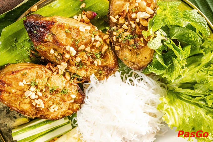 Để làm nên những món ăn độc đáo, đầu bếp ở đây luôn phải dày công tẩm ướp cầu kỳ, thấm vị từ ngoài vào trong theo công thức đặc trưng gia truyền cho món ăn ngon đúng điệu