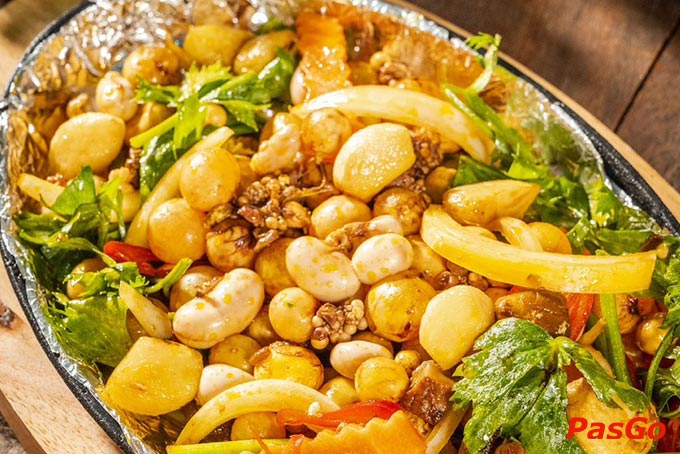 Để làm nên những món ăn độc đáo, đầu bếp ở đây luôn phải dày công tẩm ướp cầu kỳ, thấm vị từ ngoài vào trong theo công thức đặc trưng gia truyền cho món ăn ngon đúng điệu