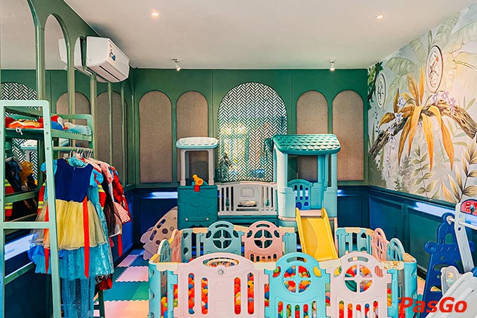 Máy gắp thú, xe điện, cầu tuột, nhà bóng, lều công chúa, đồ cosplay, bida ... các bé sẽ thoả sức khám phá. Ba mẹ không lo con mè nheo hay dán mắt vào điện thoại nữa rồi.