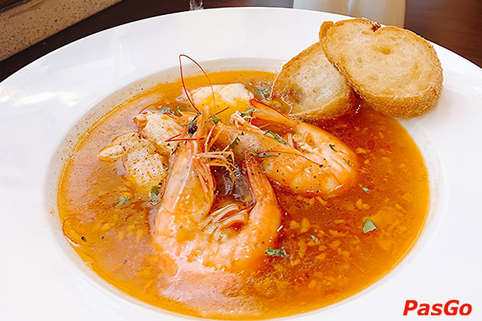 Nguyên liệu chất lượng cùng cách chế biến điêu luyện của đầu bếp đã làm nổi bật sự tươi ngon & hương vị nguyên bản của các thành phần tạo nên món ăn