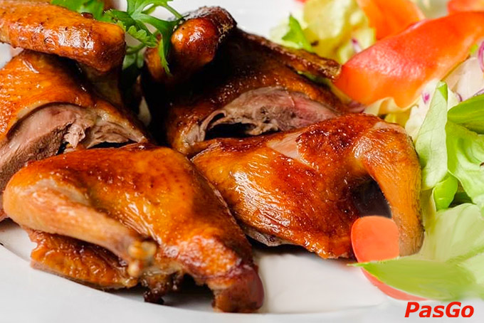 Nguyên liệu chất lượng cùng cách chế biến điêu luyện của đầu bếp đã làm nổi bật sự tươi ngon & hương vị nguyên bản của các thành phần tạo nên món ăn