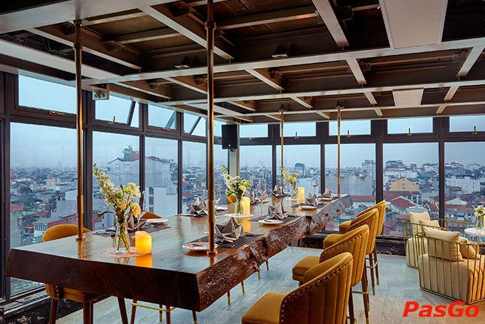 Không gian ngoài trời của Ignite Sky Bar thoáng mát, view ngắm cảnh khu trung tâm thành phố tuyệt đẹp