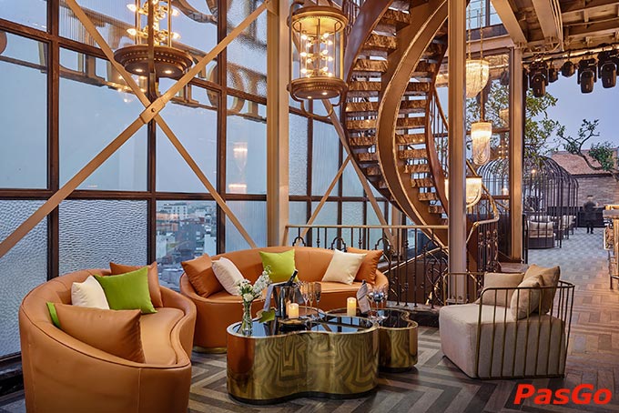 Không gian ngoài trời của Ignite Sky Bar thoáng mát, view ngắm cảnh khu trung tâm thành phố tuyệt đẹp