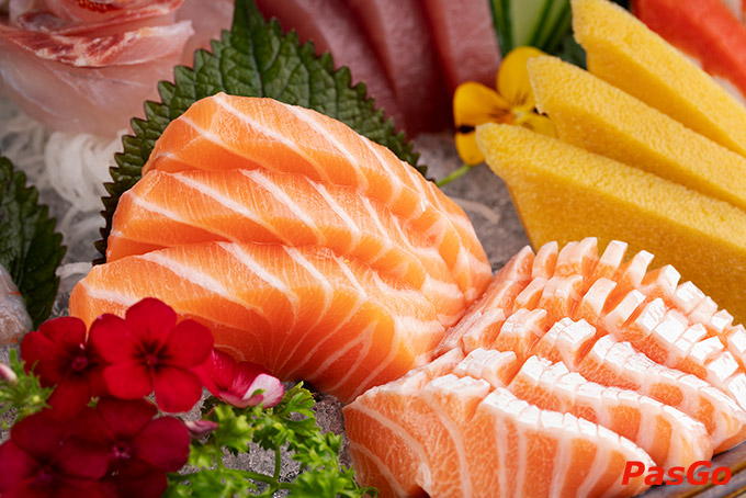 Sashimi tươi ngon thoả thích với hương vị ngọt thanh và nguyên bản từ Cá hồi béo ngậy, Cá ngừ săn chắc, Bạch tuộc tươi rói,...