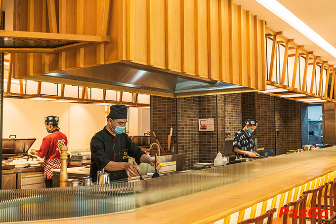Không gian iSushi Phan Đình Phùngnhẹ nhàng với tông màu vàng nhẹ càng tạo nên cảm giác gần gũi và ấm cúng, cực thích hợp với những thời điểm sum vầy cùng bạn bè và gia đình