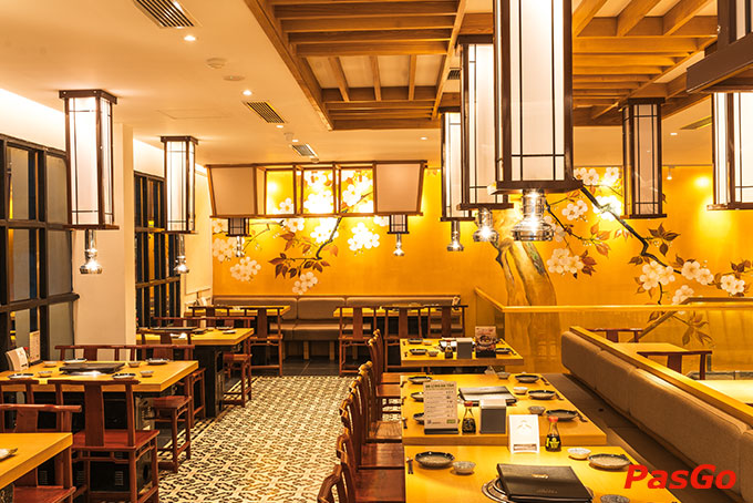 Không gian iSushi Phan Đình Phùngnhẹ nhàng với tông màu vàng nhẹ càng tạo nên cảm giác gần gũi và ấm cúng, cực thích hợp với những thời điểm sum vầy cùng bạn bè và gia đình