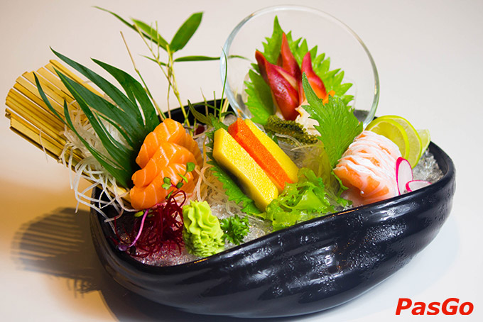 Bằng đôi tay tỉ mỉ và tâm huyết, các nghệ nhân đầu bếp Kiến Đỏ Akaari Premium mang sự tinh tế, chỉn chu trong từng món sushi và sashimi tươi nguyên vị, đậm bản sắc xứ Phù Tang đến thực khách