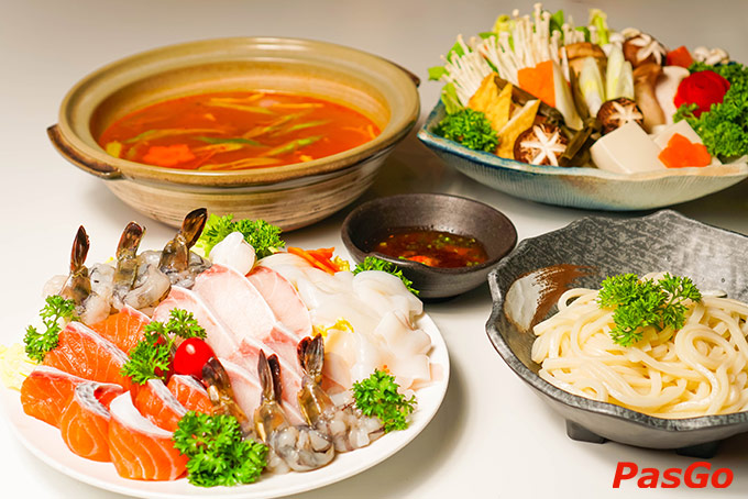 Tận hưởng mỹ vị nguyên bản trong không gian ấm cúng và thực đơn với hơn 300 món ngon khó cưỡng của Akaari Premium