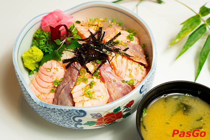 Tận hưởng mỹ vị nguyên bản trong không gian ấm cúng và thực đơn với hơn 300 món ngon khó cưỡng của Akaari Premium