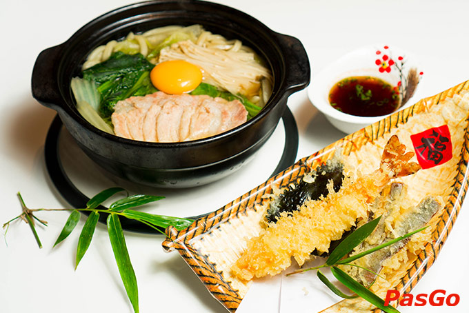 Tận hưởng mỹ vị nguyên bản trong không gian ấm cúng và thực đơn với hơn 300 món ngon khó cưỡng của Akaari Premium