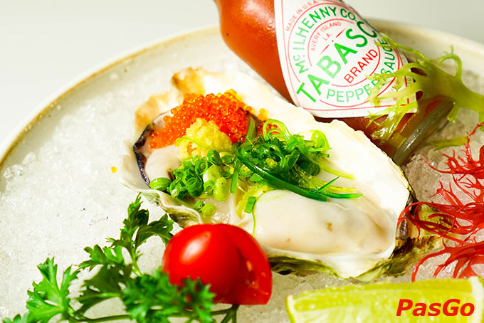 Bằng đôi tay tỉ mỉ và tâm huyết, các nghệ nhân đầu bếp Kiến Đỏ Akaari Premium mang sự tinh tế, chỉn chu trong từng món sushi và sashimi tươi nguyên vị, đậm bản sắc xứ Phù Tang đến thực khách