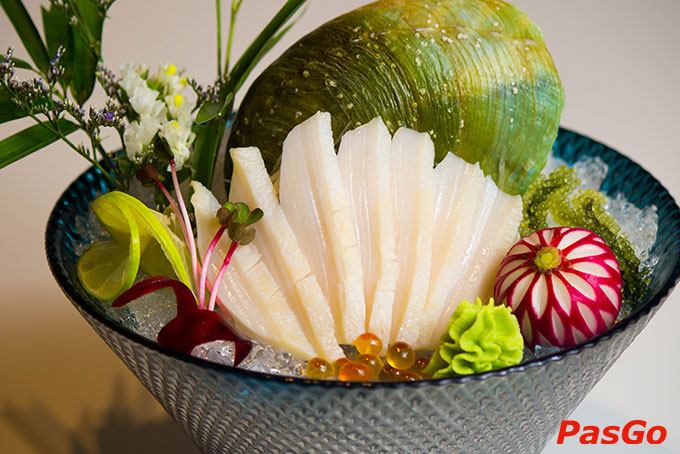 Bằng đôi tay tỉ mỉ và tâm huyết, các nghệ nhân đầu bếp Kiến Đỏ Akaari Premium mang sự tinh tế, chỉn chu trong từng món sushi và sashimi tươi nguyên vị, đậm bản sắc xứ Phù Tang đến thực khách