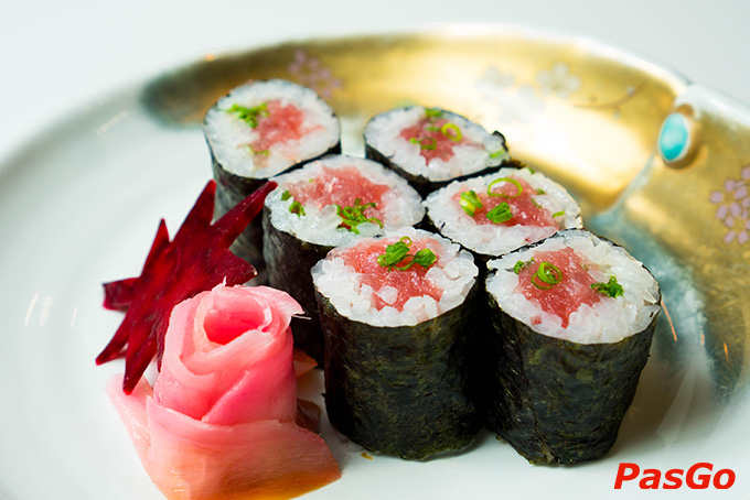 Đến Kiến Đỏ Akaari Premium để trải nghiệm và thưởng thức mỹ vị các món sushi và sashimi tươi ngon