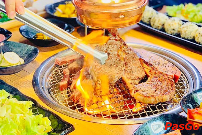 Miếng thịt được tẩm ướp khéo, thấm sốt đậm đà mà vẫn không hề mất đi độ tươi ngon và vị ngọt tự nhiên của nguyên liệu