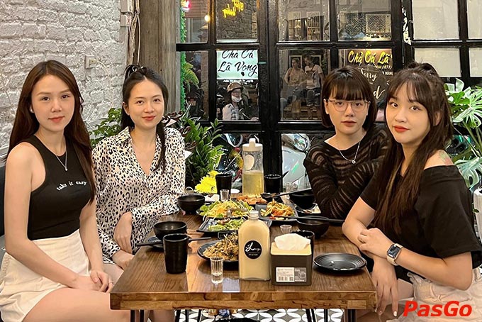 Nhà hàng Lâng Quán tọa lạc tại số 54 Nguyễn Trường Tộ, Phường Trúc Bạch, Quận Ba Đình