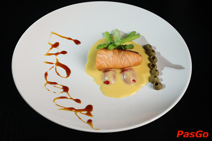 Với menu đa dạng từ các món hải sản tươi ngon, các món ăn kiểu Âu sáng tạo và đặc biệt là danh mục steak ấn tượng với nhiều loại bò hảo hạng